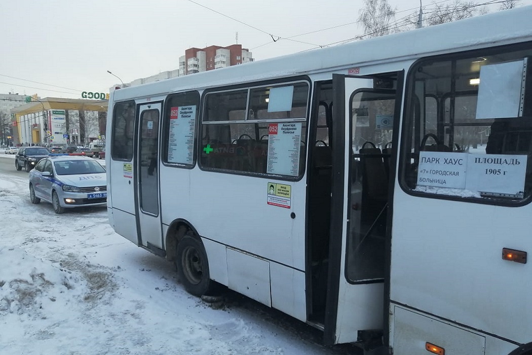 В Екатеринбурге 17-летняя девушка упала в автобусе №052 и ушибла шею