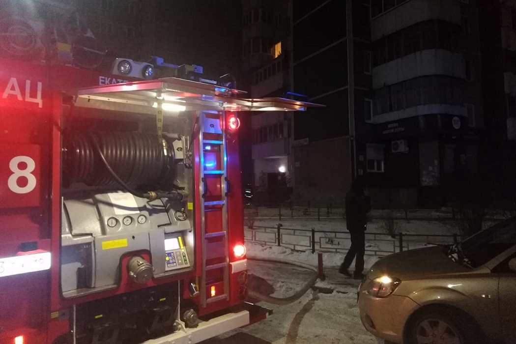 В Екатеринбурге из-за пожара в доме на 8 Марта эвакуировали 61 человека