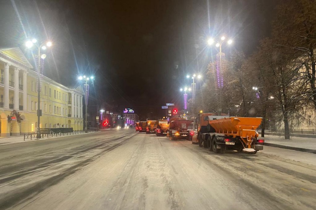 Коммунальная техника Екатеринбурга вышла на борьбу со снегом и льдом