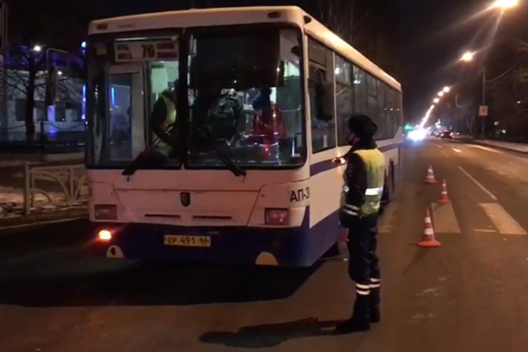 Автобус сбил ребенка. ДТП автобус Екатеринбург. Наезд на пешехода автобусом. Автобус здавиламалчика.