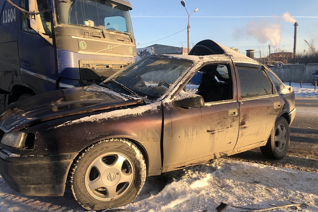 На Сортировке в ДТП с фурой на скользкой дороге погибла 35-летняя пассажирка Opel