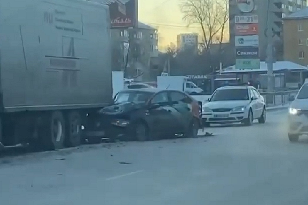 В ДТП на Эльмаше водитель каршерингового автомобиля врезался в фуру