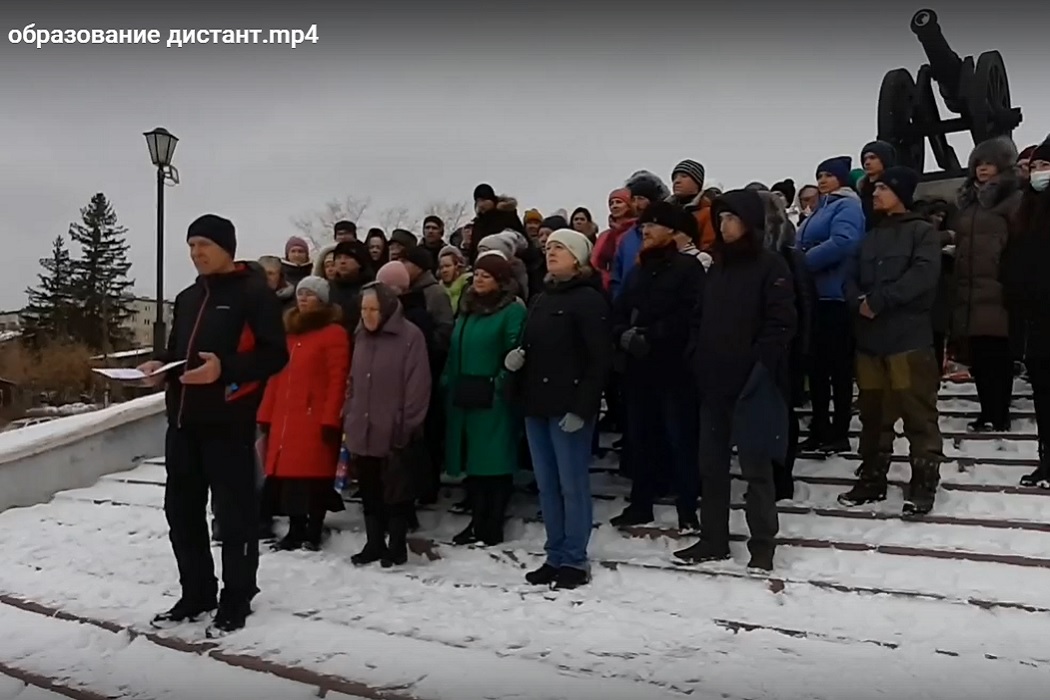 Жители Каменск-Уральского вышли на пикет против школьного дистанта
