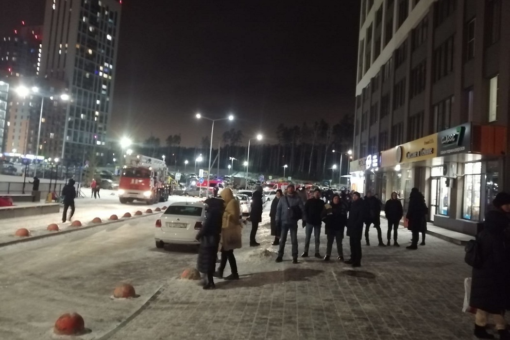 В мкр Светлый Екатеринбурга из-за пожара в доме эвакуировались 120 человек