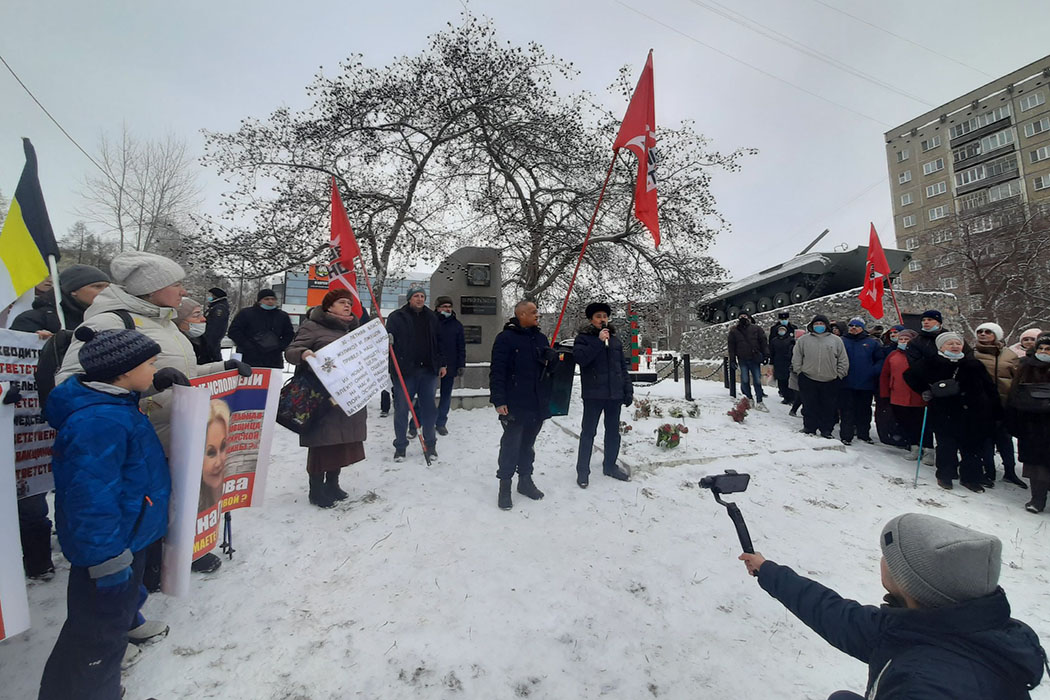 300 человек пришли на митинг против QR-кодов и повышения платы на отопление в Первоуральске