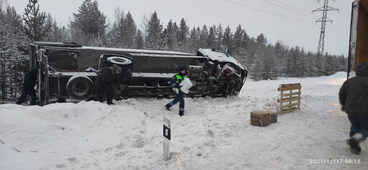 Автоинспекторы Муравленко помогли водителю опрокинувшегося грузовика 1