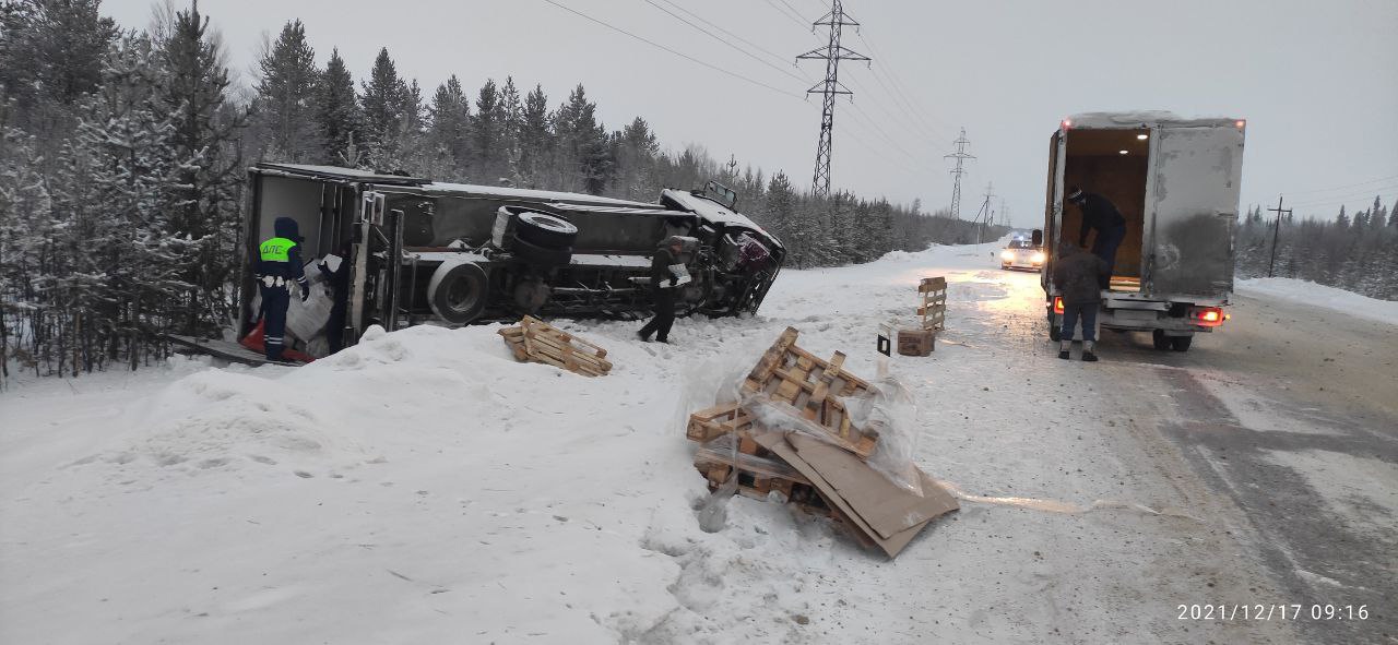 Автоинспекторы Муравленко помогли водителю опрокинувшегося грузовика 1