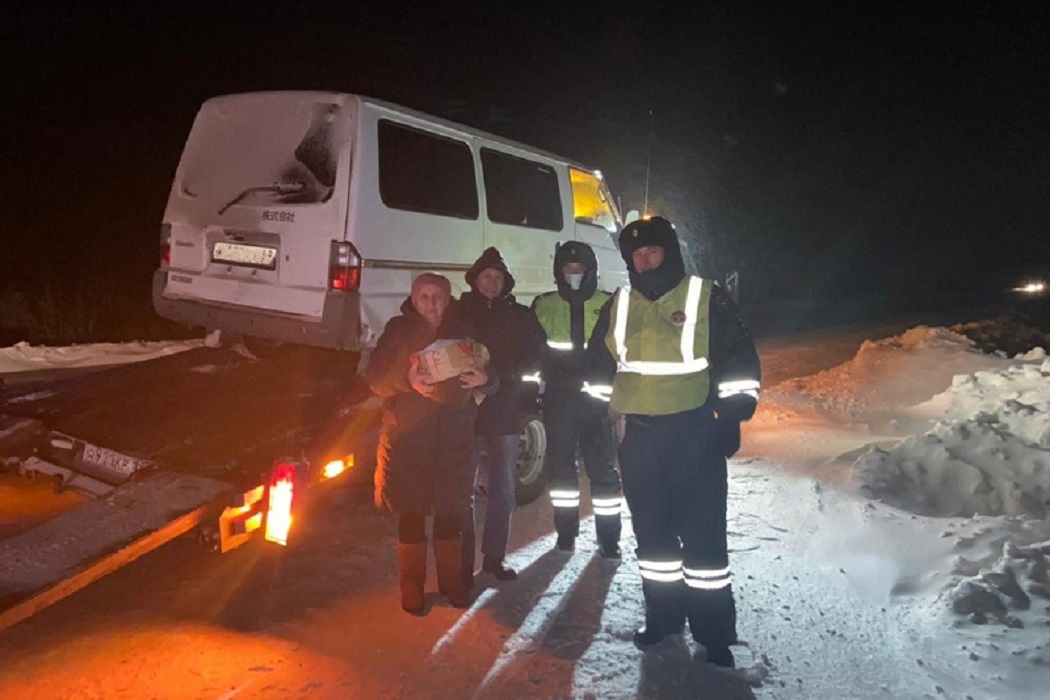 Автоинспекторы Ноябрьска помогли замерзающей пожилой паре на трассе 1