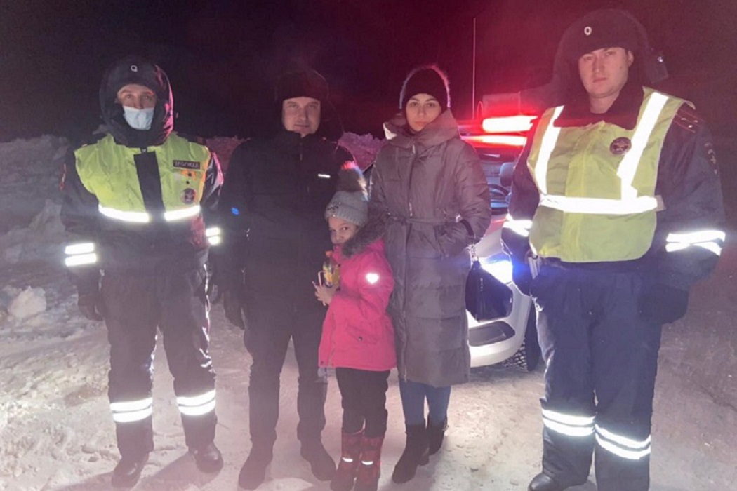 Автоинспекторы Ноябрьска помогли застрявшей на трассе семье с ребенком