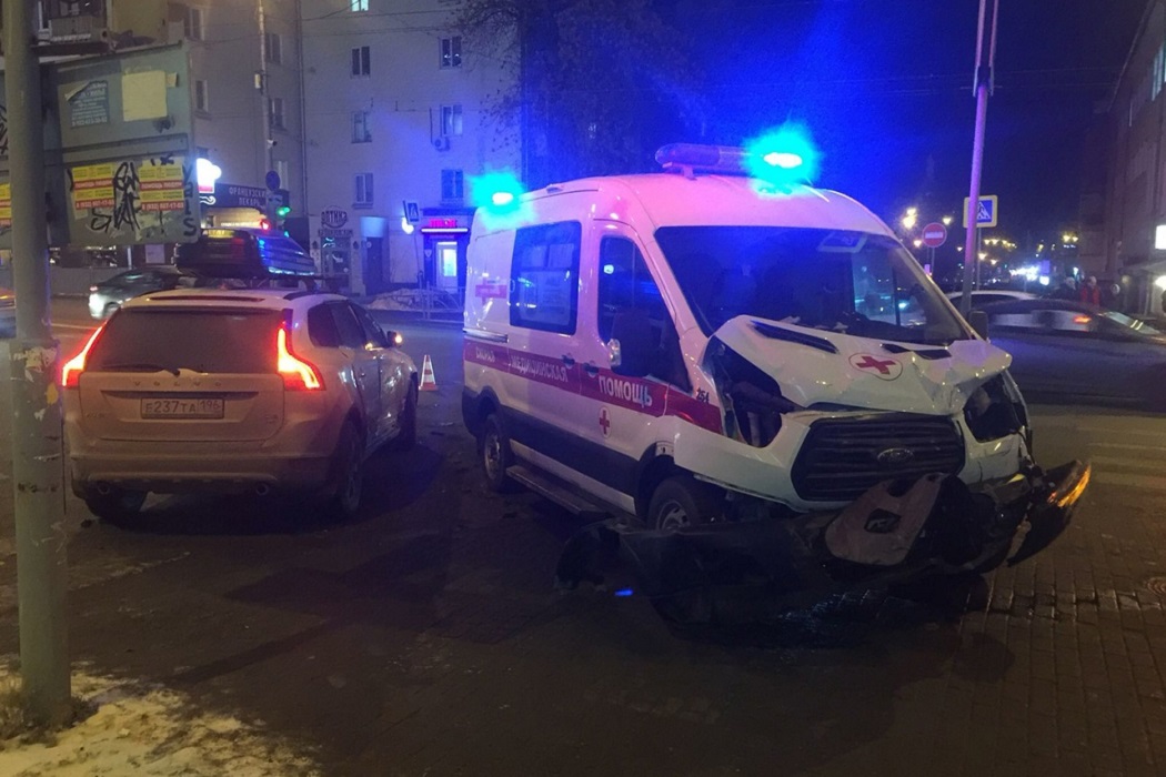Два медика пострадали в ДТП со скорой помощью и Volvo в Екатеринбурге