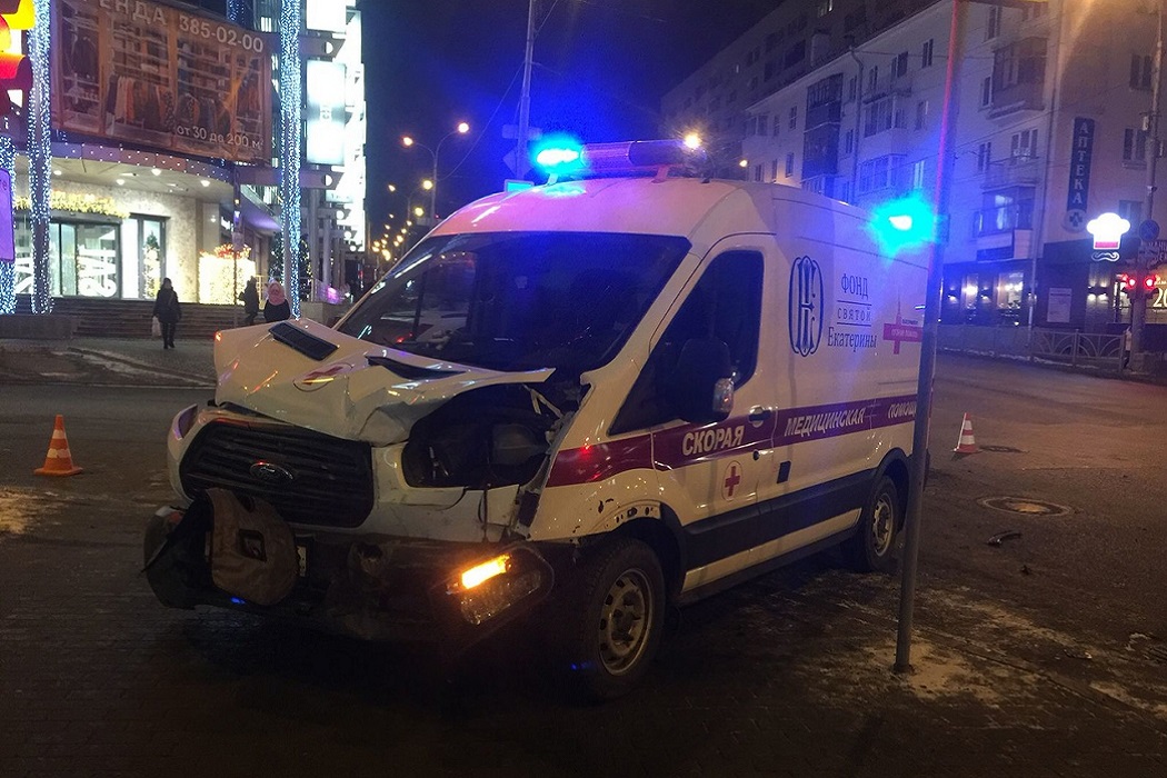 Два медика пострадали в ДТП со скорой помощью и Volvo в Екатеринбурге