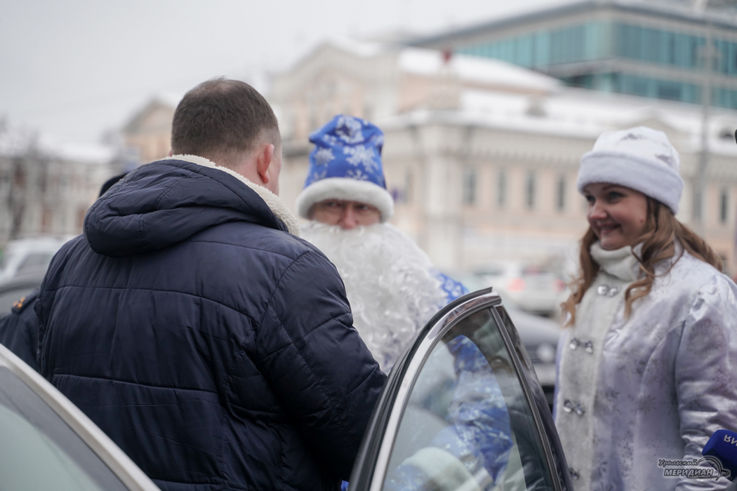 Сотрудники свердловского ГИБДД поздравили водителей с наступающим Новым годом