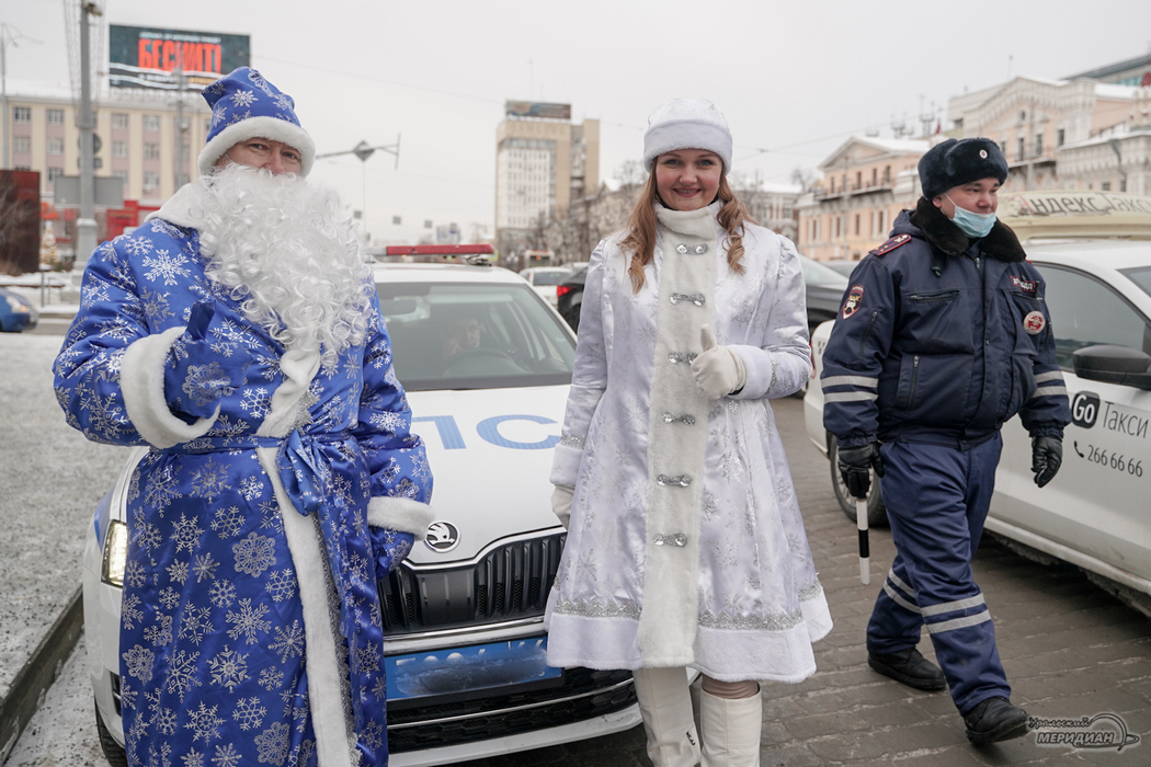 Сотрудники свердловского ГИБДД поздравили водителей с наступающим Новым годом