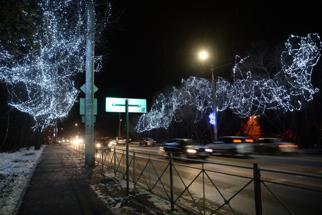 Гирлянды + Курган + свет + фонари + украшения + улица + дорога + Новый год + городская улица + городская дорога + украшение + иллюминация