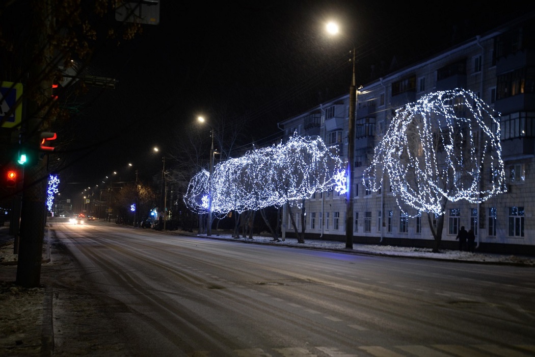 Гирлянды + свет + улица + фонари + Курган + украшение + зима + дом + улица + дорога + Новый год + иллюминация