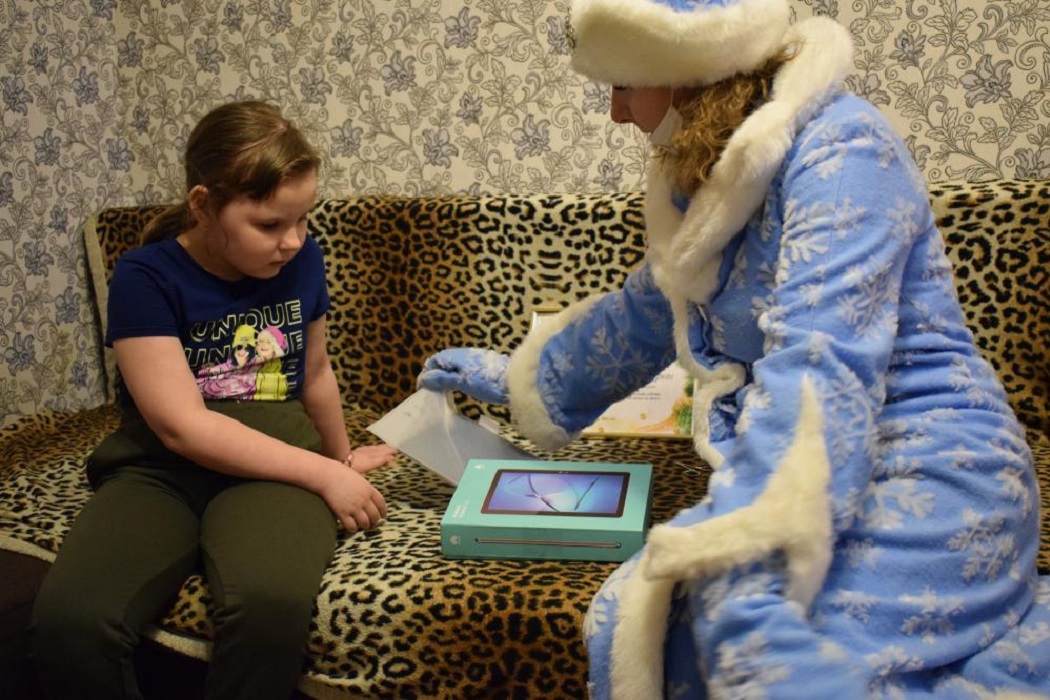 Губернатор Тюменской области Александр Моор подарил 7-летней девочке планшет