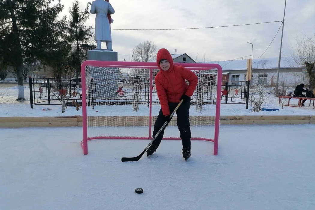 Хоккей + шайба + ворота + лёд + коньки + спорт + мальчик + ребёнок + зима + корт