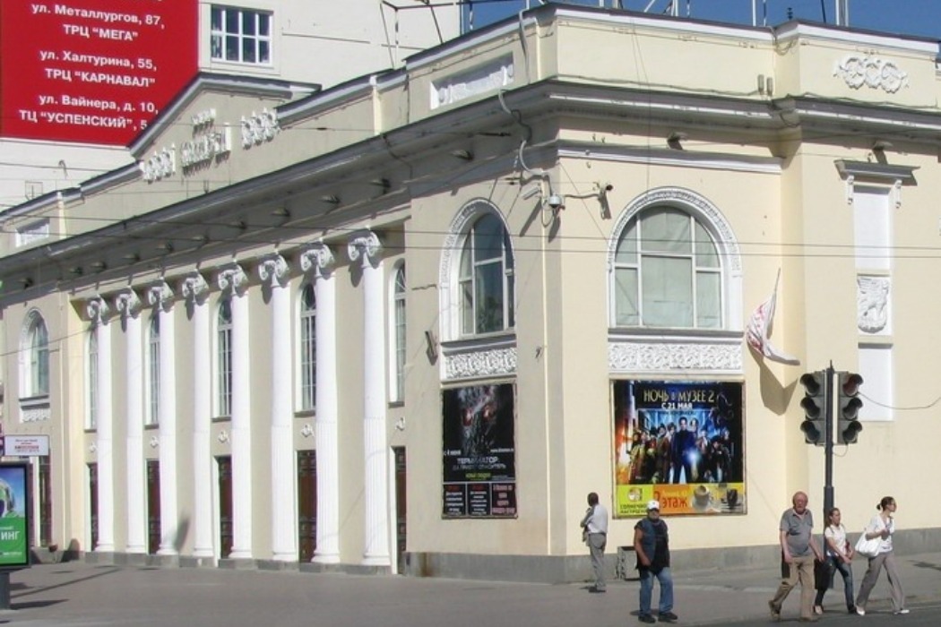 Надпись «Колизей» на бывшем кинотеатре в Екатеринбурге сохранят и после реконструкции