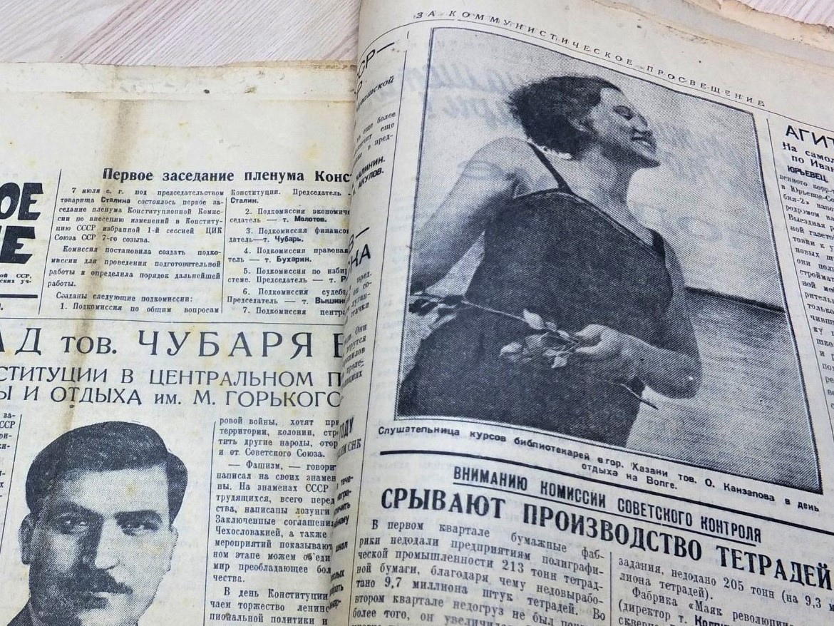 Найденные на мусорном заводе Тобольска старинные газеты передали в музей 1