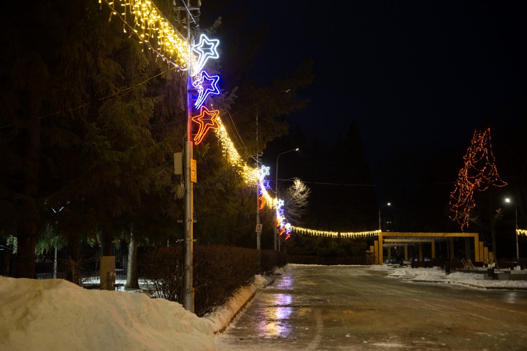 Новый год + подсветка + праздник + фонари + деревья + парк + иллюминация + Курган + сквер