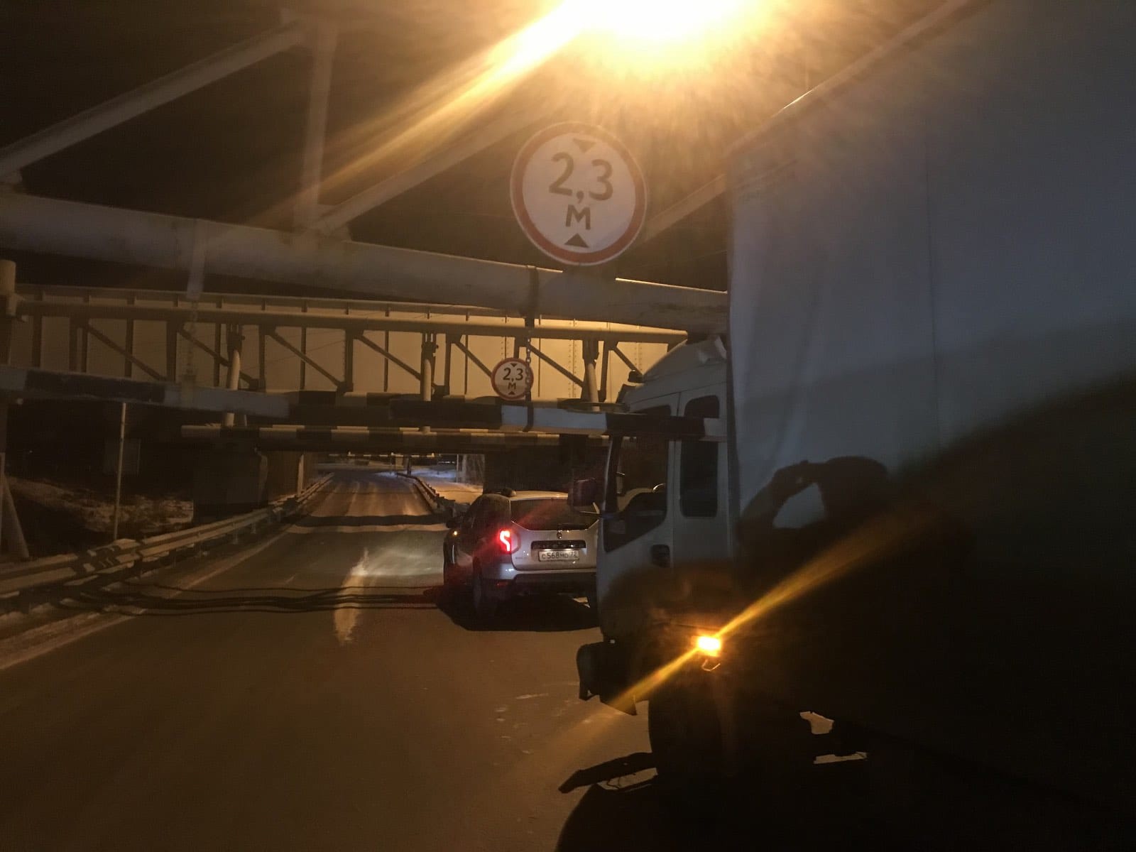 Под Тюменью водитель грузовика въехал в опору железнодорожного моста 1