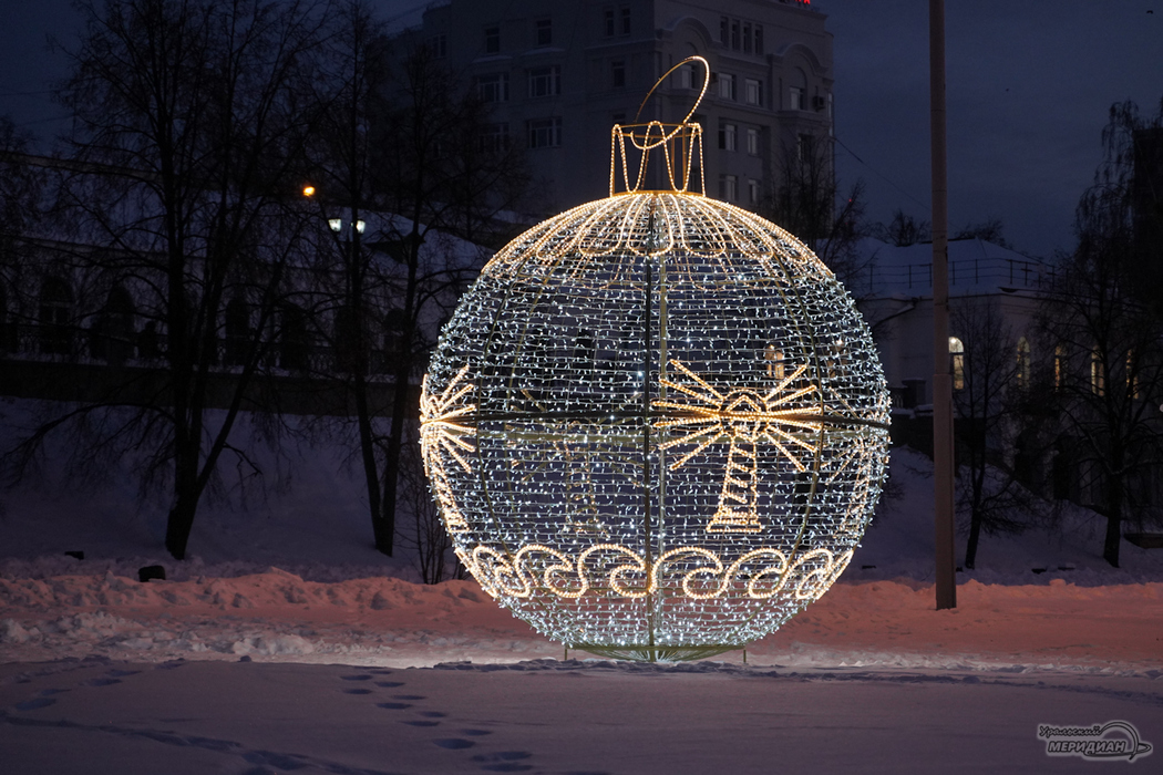 В Екатеринбурге на фонтане «Каменный цветок» установили шар с новогодней трансляцией