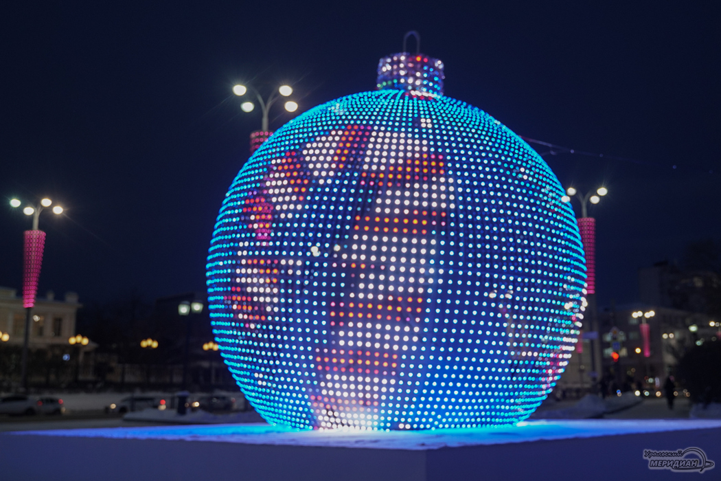 В Екатеринбурге на фонтане «Каменный цветок» установили шар с новогодней трансляцией