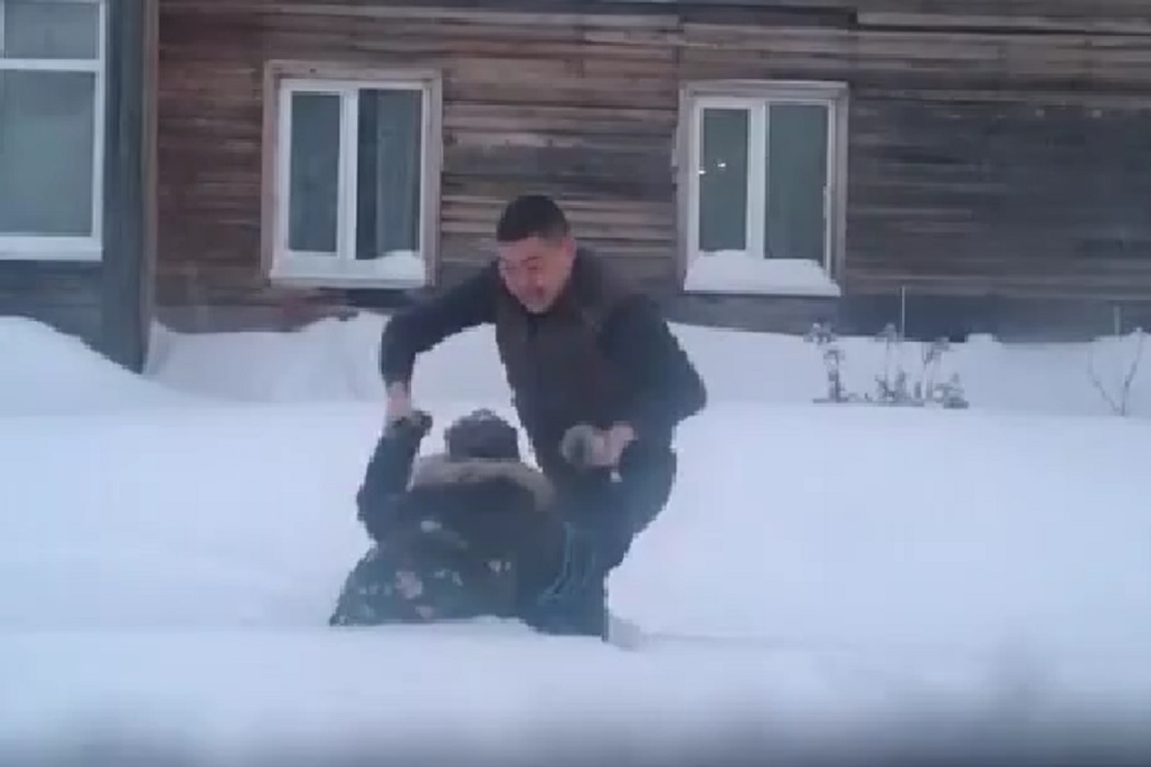 В Ханты-Мансийске таксист спас школьника, по шею провалившегося в сугроб