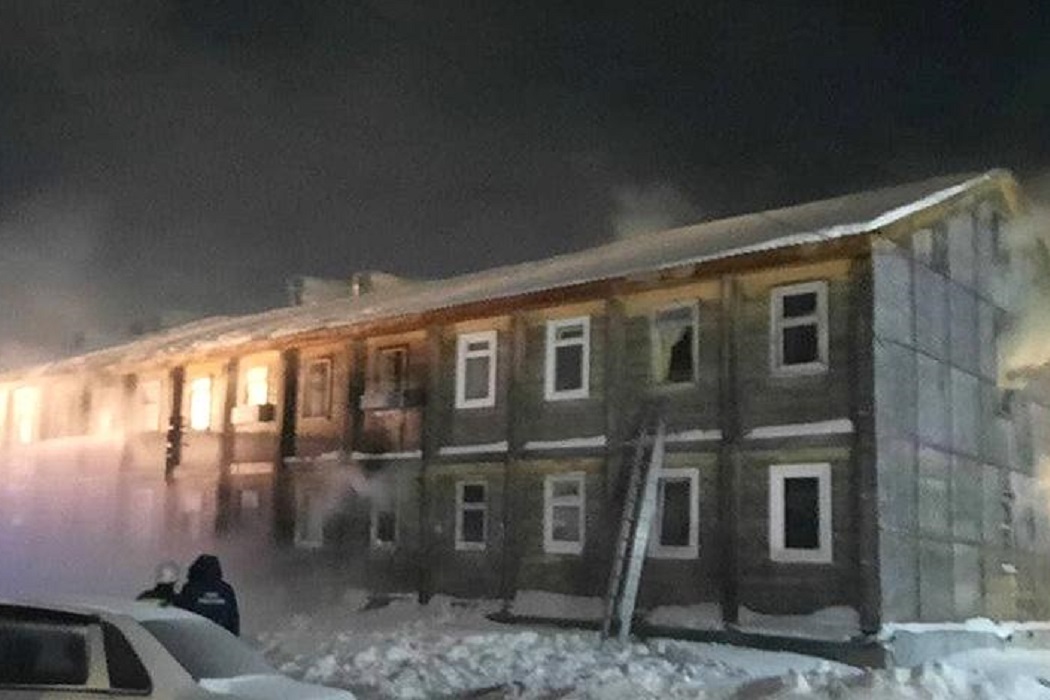 В Муравленко прохожий спас из огня беременную женщину с ребенком