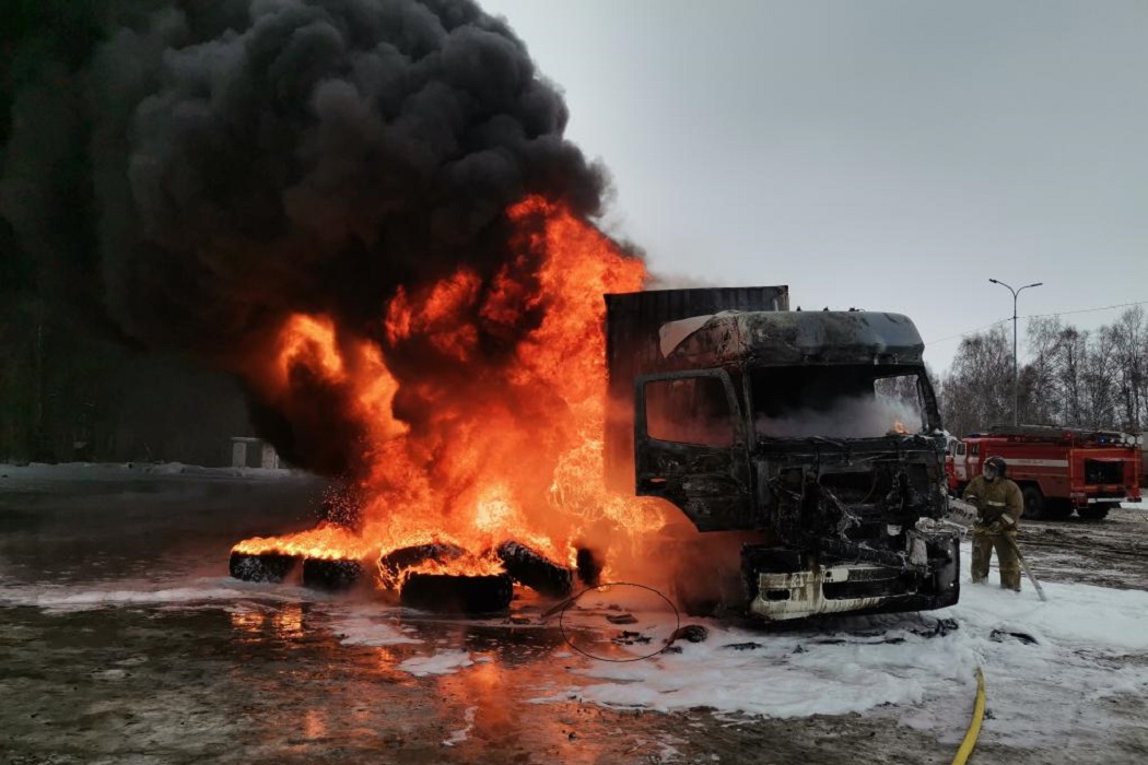 В Тюменской области осудят дальнобойщика, спалившего «КАМАЗ» и шины на 11 млн рублей
