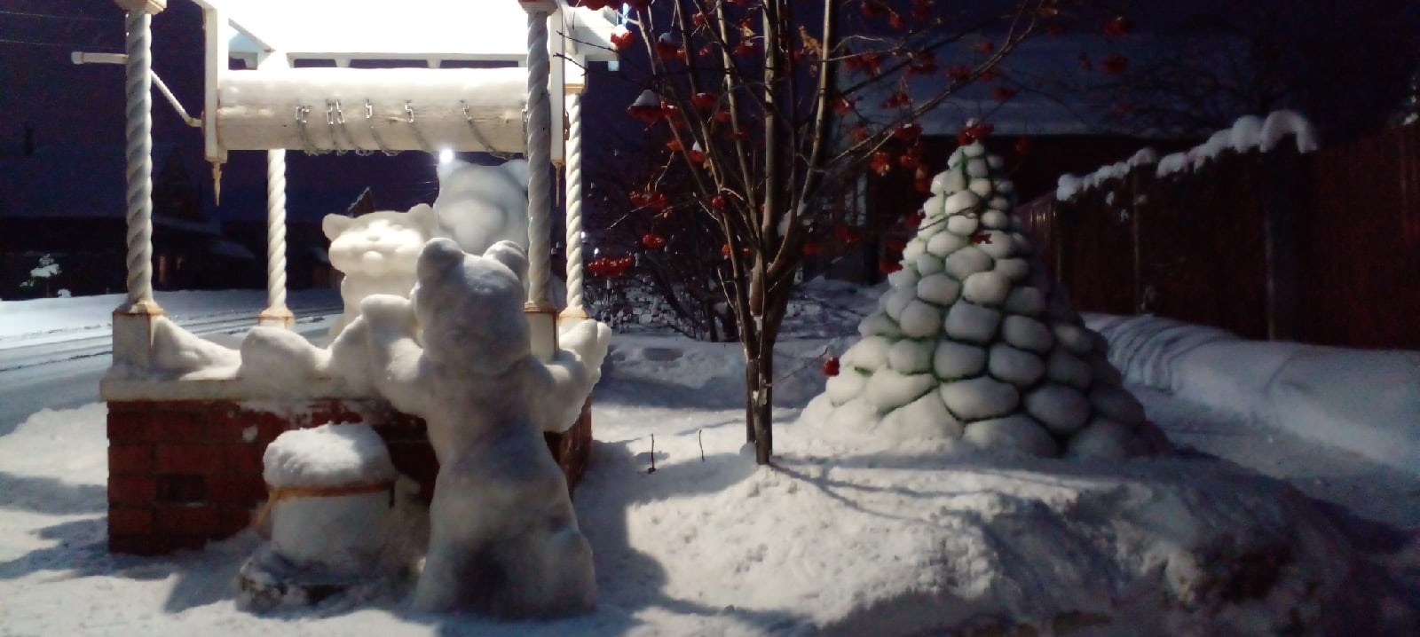 Жительница Красноуфимска сделала снежные скульптуры по мотивам мультфильма