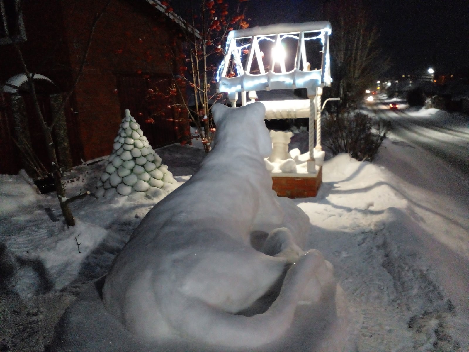 Жительница Красноуфимска сделала снежные скульптуры по мотивам мультфильма