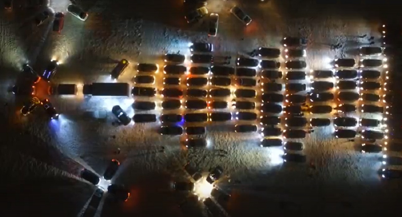 Автоёлку из 120 машин выстроили автомобилисты Екатеринбурга