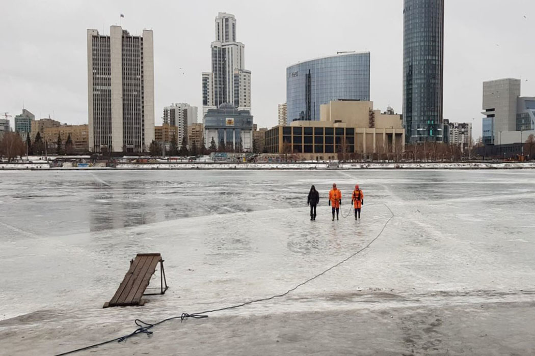 Жители Екатеринбурга заметили сидящего на тонком льду Городского пруда человека