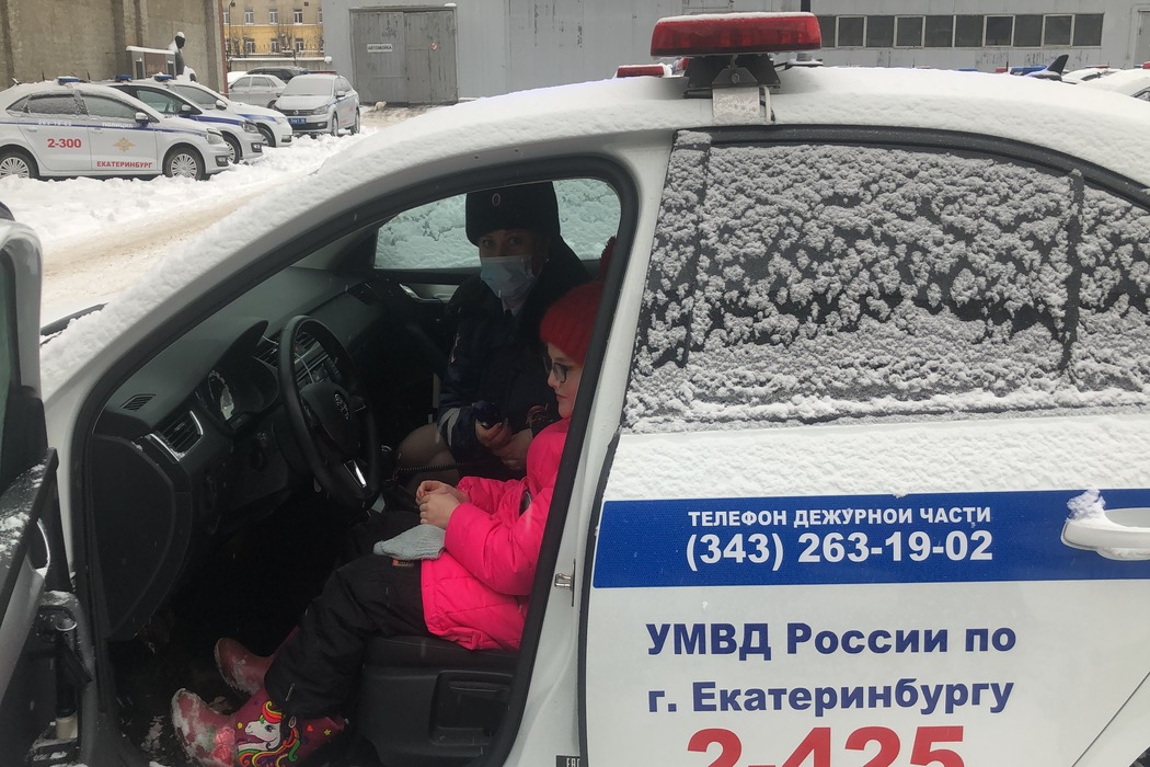 ГИБДД Екатеринбурга поздравила пострадавших в авариях детей с наступающим Новым годом