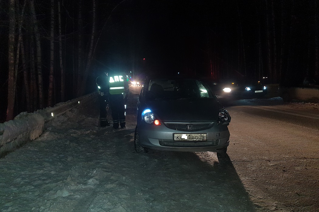 В Екатеринбурге Honda насмерть сбила двигавшегося по дороге пешехода