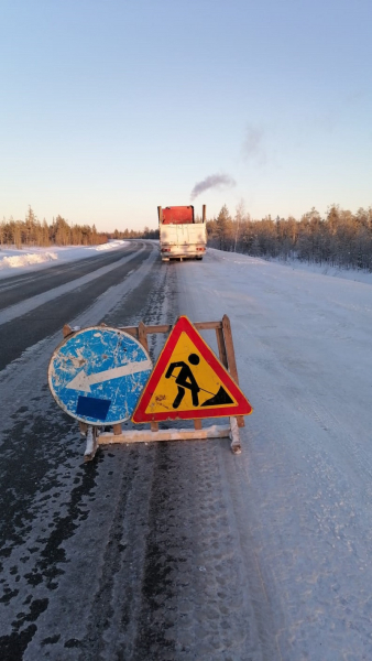 Автоинспекторы Ноябрьска помогли водителю грузовика на трассе