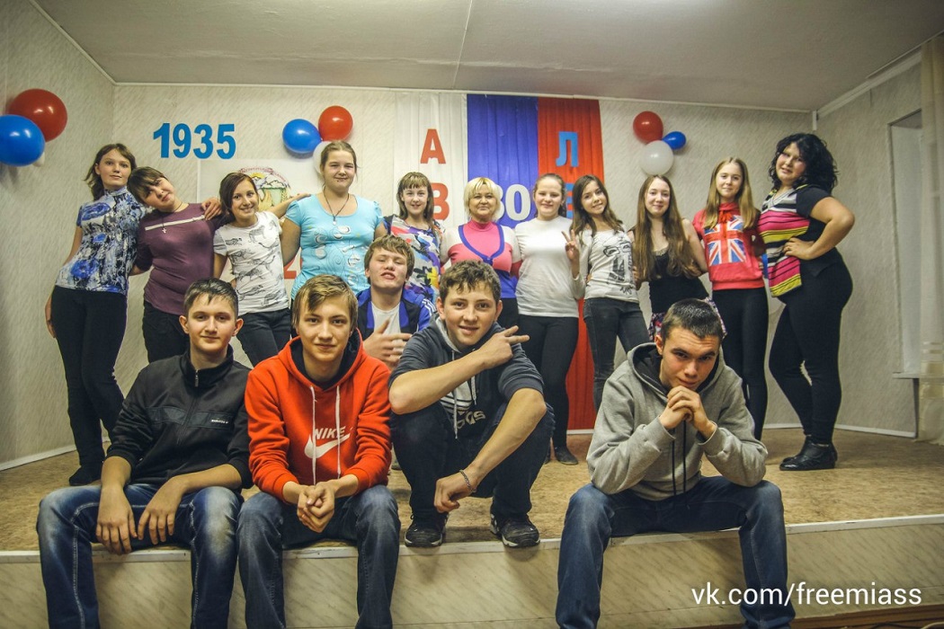 На Южном Урале дети и подростки собираются на остановке после закрытия поселкового клуба
