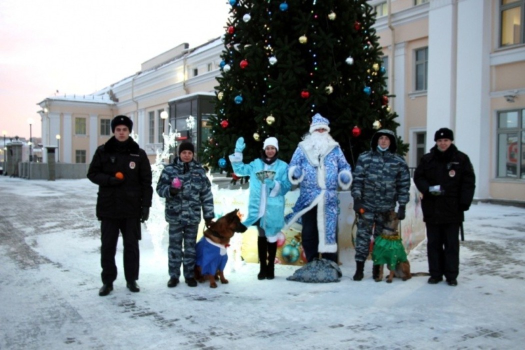В Екатеринбурге «Полицейский Дед Мороз» поздравил пассажиров «Ласточки» с Новым годом