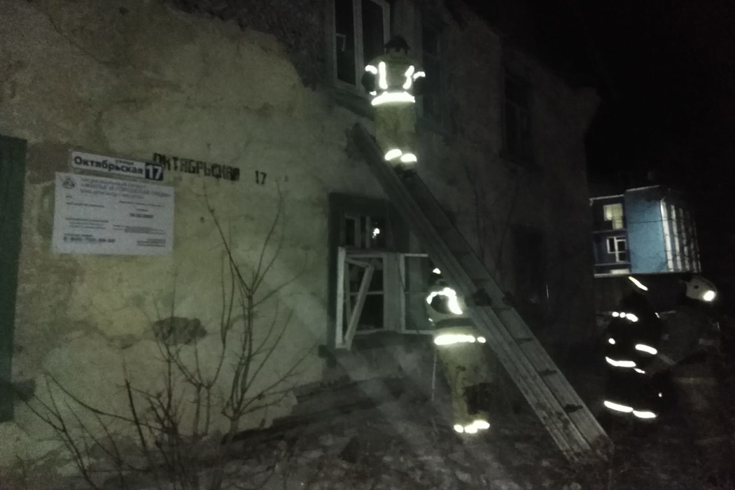 В Березовском добровольцы спасли из пожара 7 человек