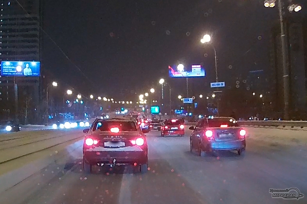 Екатеринбург встал в предновогодние и 9-бальные пробки