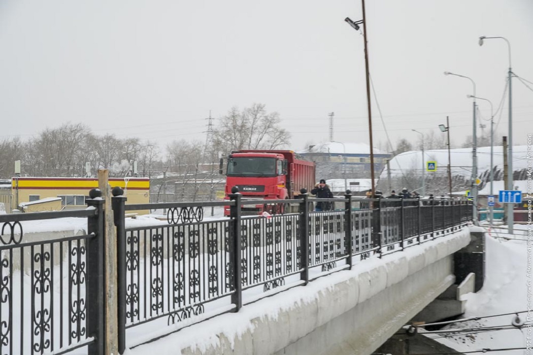 В Нижнем Тагиле прошли испытания на прочность моста на Циолковского