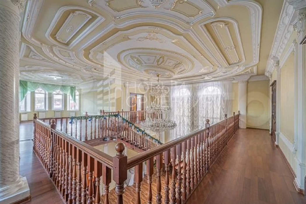 В Екатеринбурге сдают в аренду дворец с бассейном за 250 тысяч в месяц