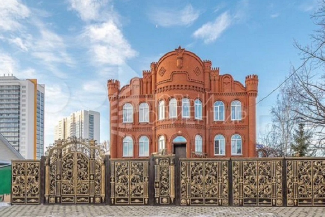В Екатеринбурге сдают в аренду дворец с бассейном за 250 тысяч в месяц