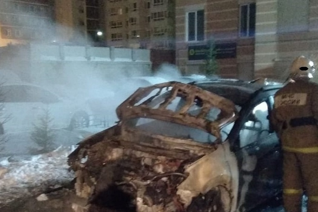 В Екатеринбурге и Нижнем Тагиле сгорели автомобили ВАЗ