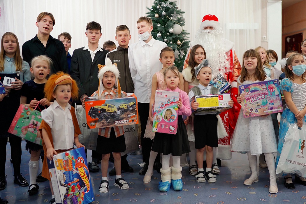 Сотрудники УГМК исполнили новогодние мечты 752 детей на «Ёлке желаний»
