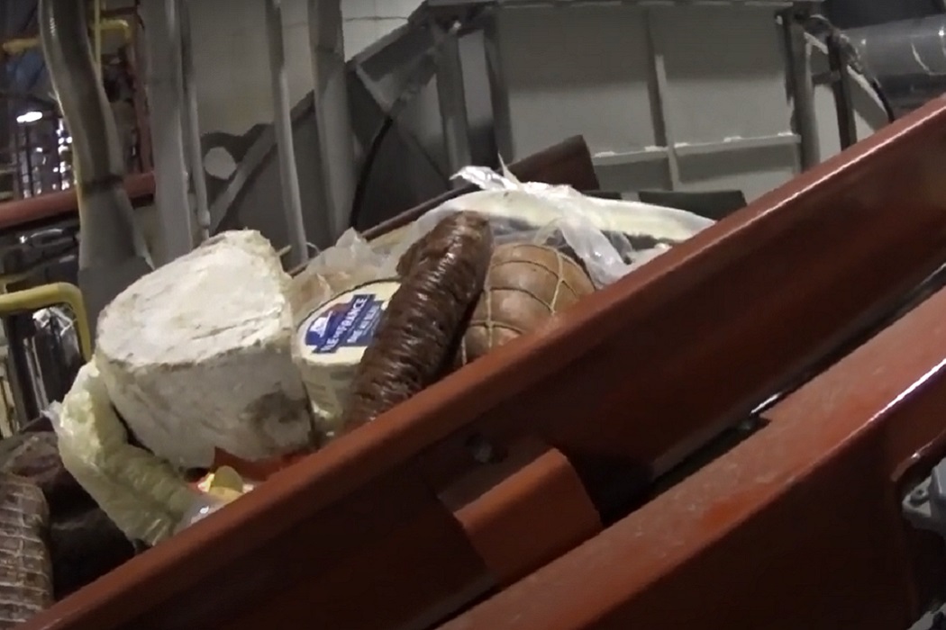 В Екатеринбурге сожгли 110 кг санкционной колбасы и 175 кг сыра