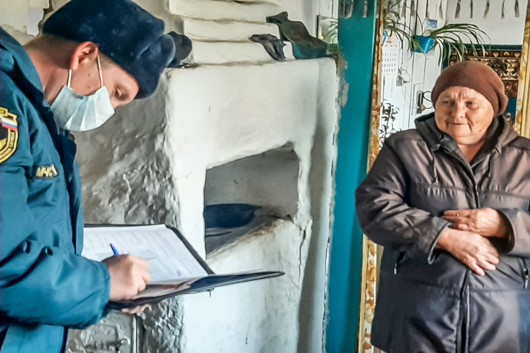 Свердловские спасатели усиливают профилактику пожаров на зимний период