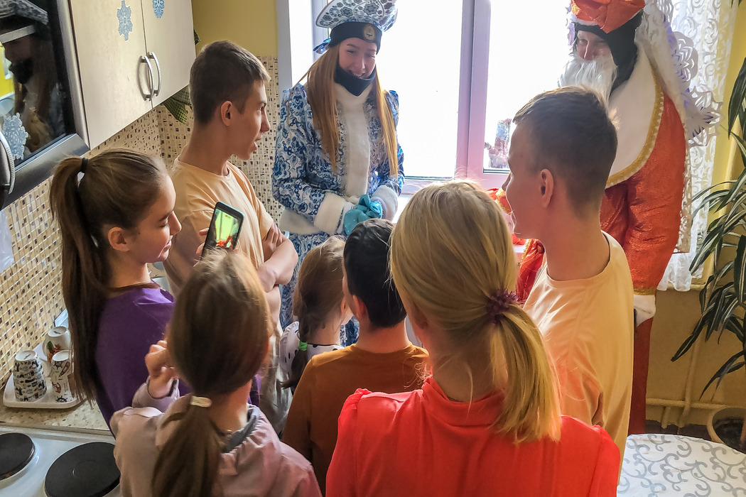 Свердловские спасатели поздравили детей социально-реабилитационного центра с наступающими праздниками
