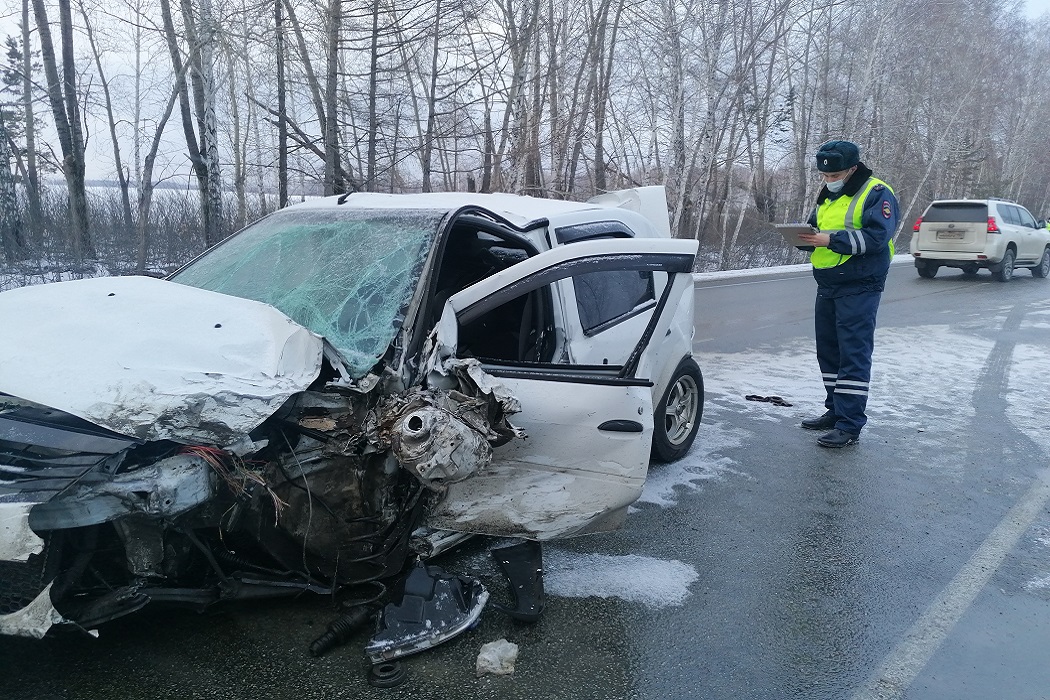 На Урале в ДТП с пятью машинами пострадали 15-летняя девочка и трое взрослых